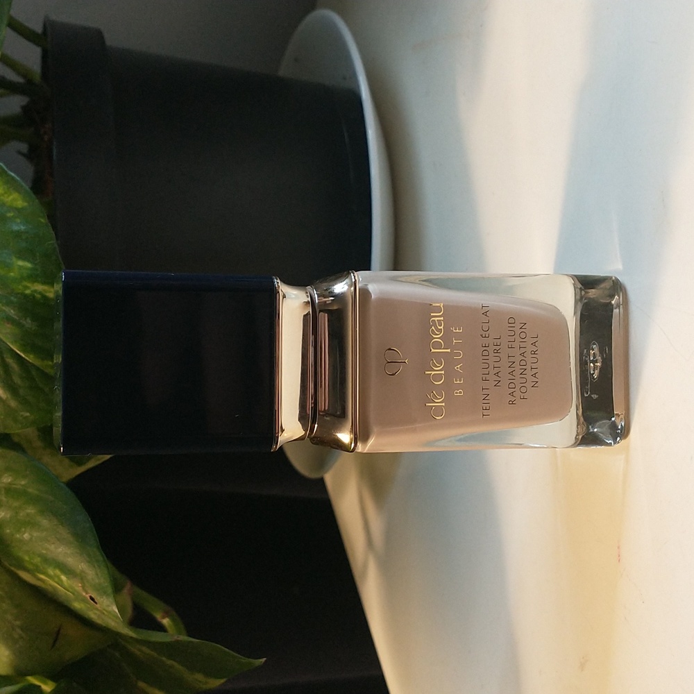 Cle de Peau Radiant Fluid Foundation